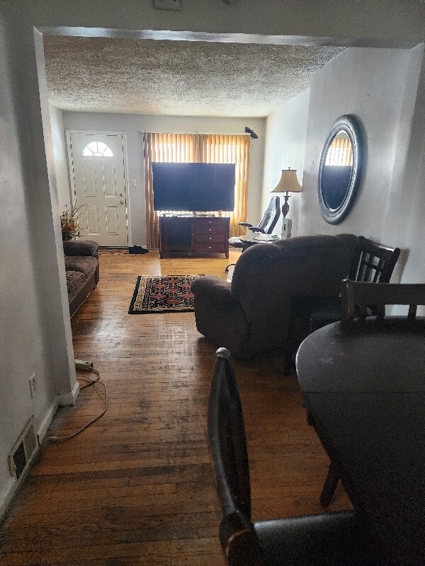 Foto del edificio - 18748 W Chicago