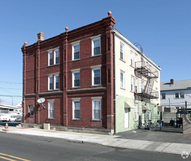 Building Photo - 336-338 South St