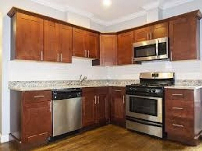 Foto del edificio - No Brokers Fes, Steps from Orange Line Stop, Eat-in Kitchen, Central Heat/AC, Laundry on a Site