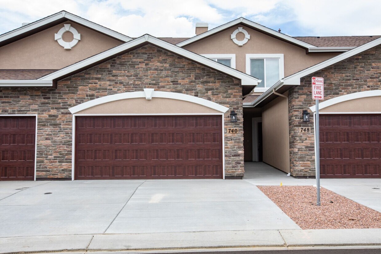 Primary Photo - Luxury 3BR Townhome in The Villas at North...