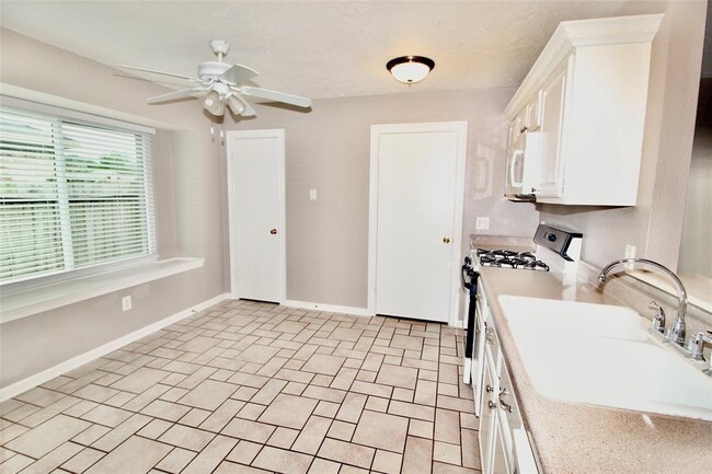 Building Photo - 822 Lodge Ln