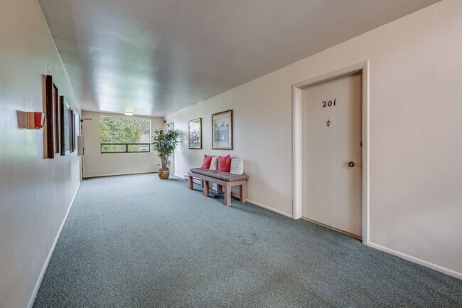 Foto del edificio - Mid-Century Modern 2-bedroom condo in Madi...