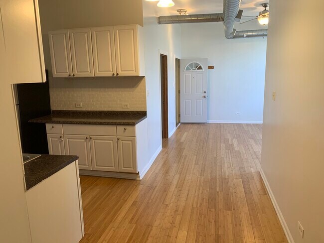 Building Photo - 543 N Noble St