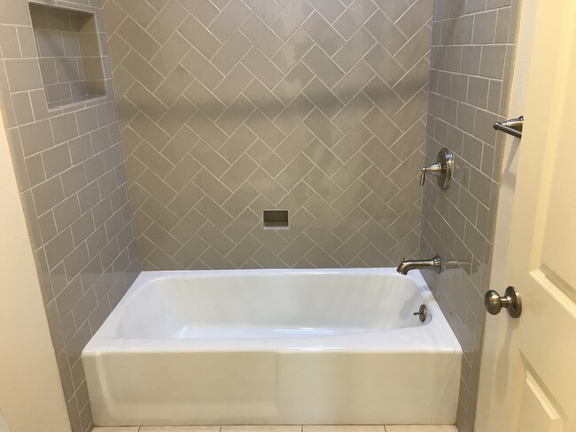Baño en la planta baja - 310 Corsair Way