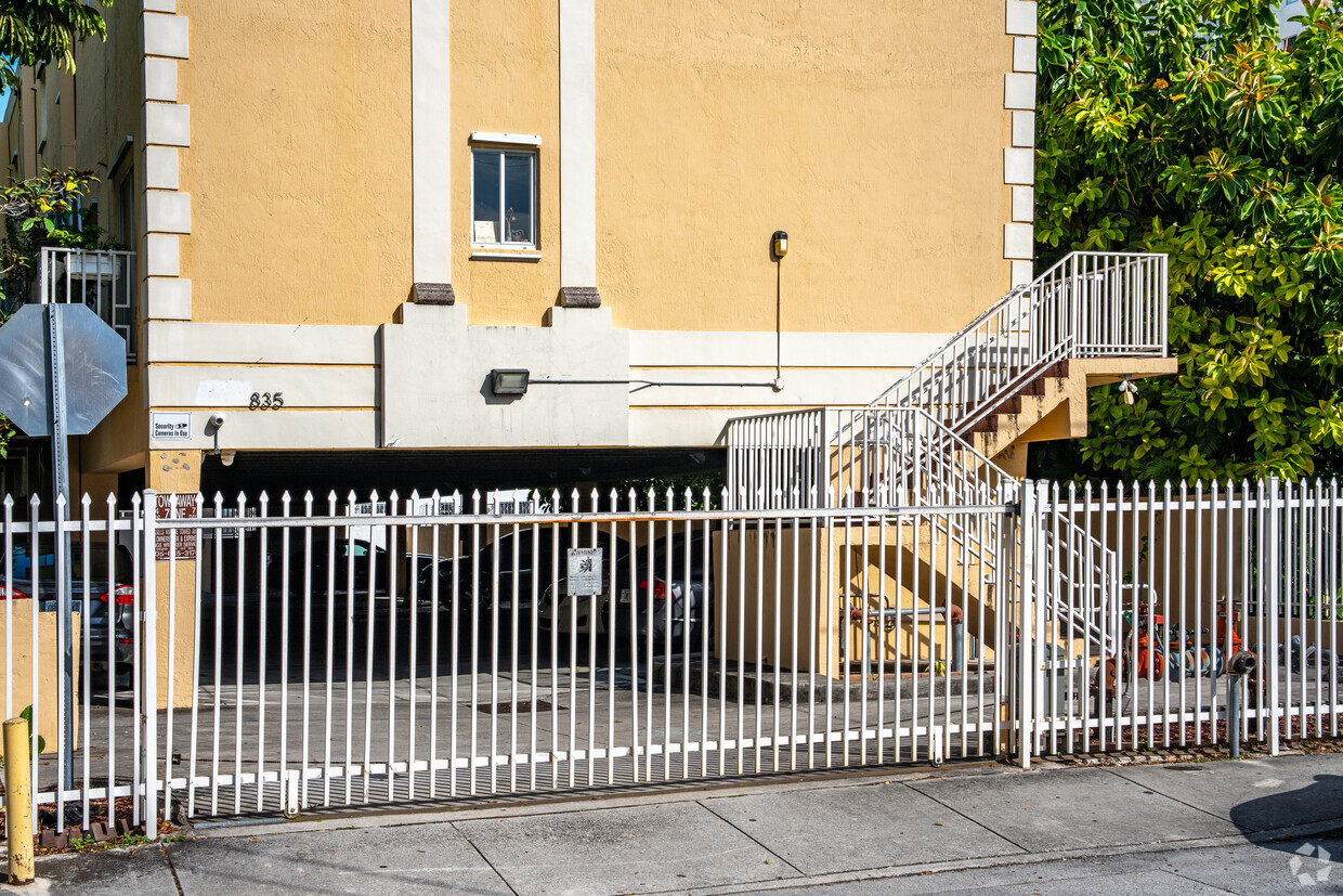 835 SW 2nd St Miami, FL 33130 - Castello I Condominiums