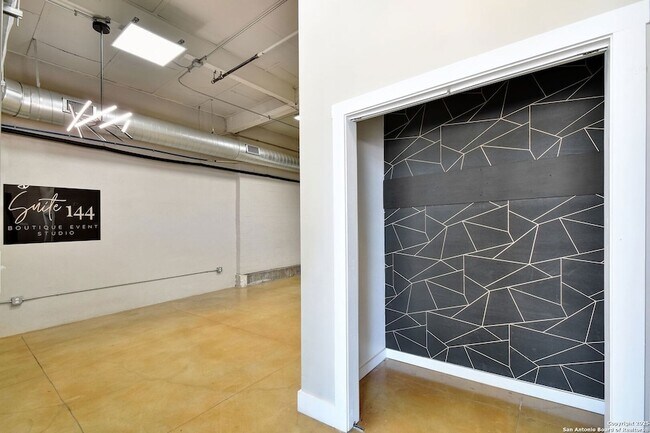 Foto del edificio - 3363 E Commerce St