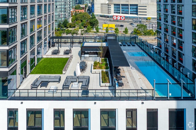 Rooftop Patio/Outdoor Pool - The Quay - Tower III Apartments