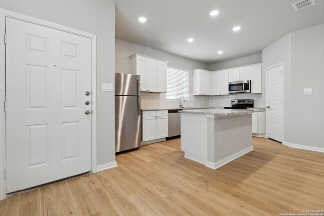 Foto del edificio - Brand New 3 Bd 3 Full Bath Townhouse Near ...