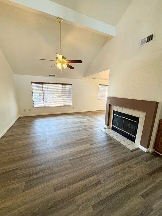 Foto del edificio - Freshly Painted 3 Bedroom + Loft in Desirable Elk Grove Neighborhood