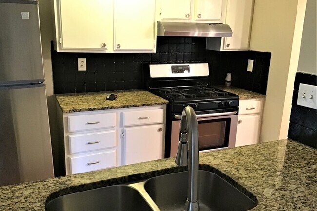 Foto del edificio - 4238 Hopkins Lake Dr