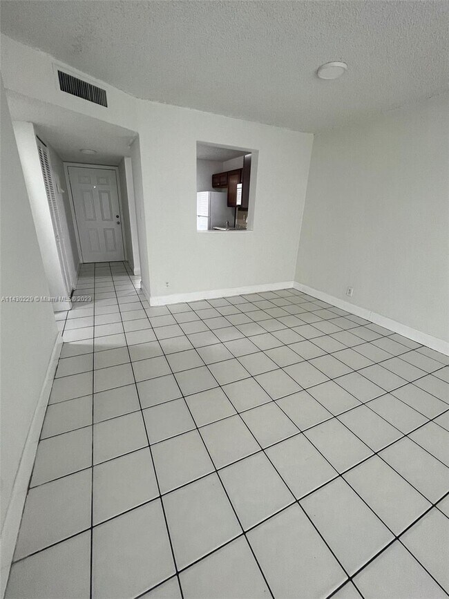 Foto del edificio - 8700 N Sherman Cir