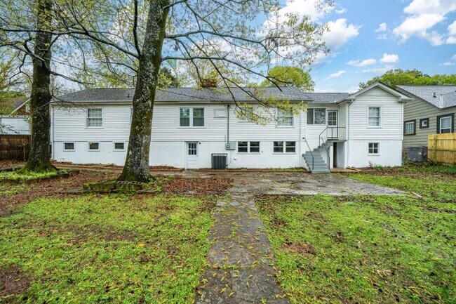 Foto del edificio - Beautifully Maintained 3/3 Home with Over ...