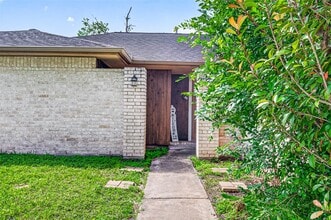 Building Photo - 2310 Woodwind Dr