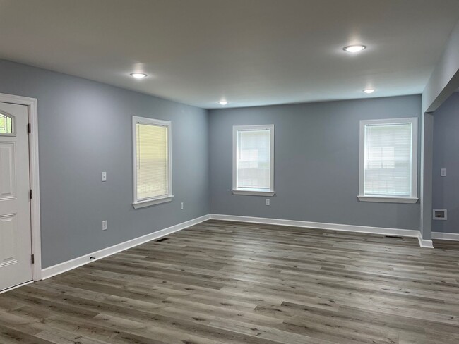 Foto del edificio - 4 BED, 3 BATH NEWLY RENOVATED HOME LOCATED...