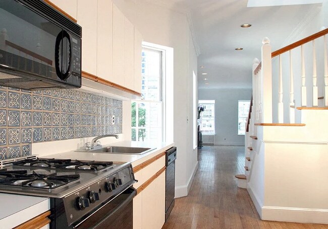 Foto del edificio - 329 E 82nd St