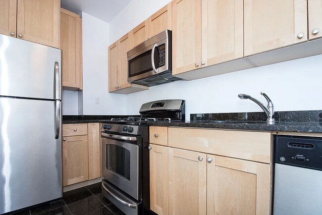 Building Photo - 122 W 13th St