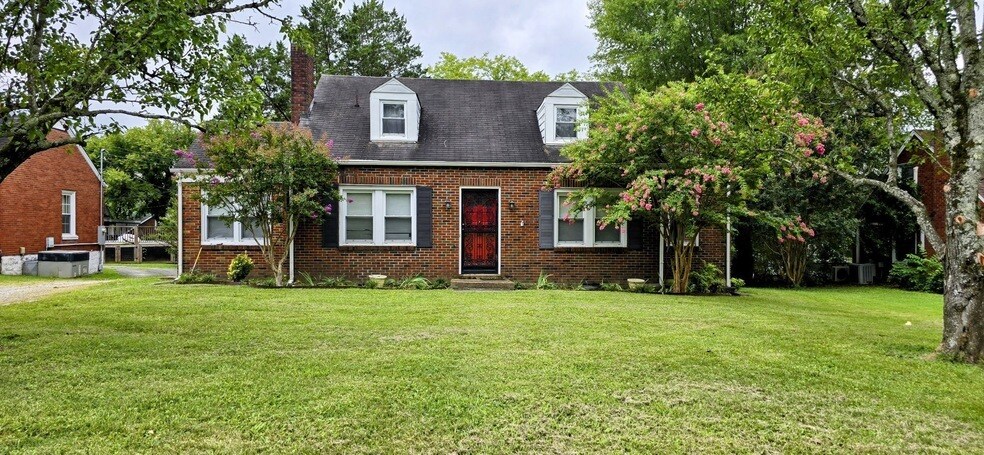 Primary Photo - 709 E College St