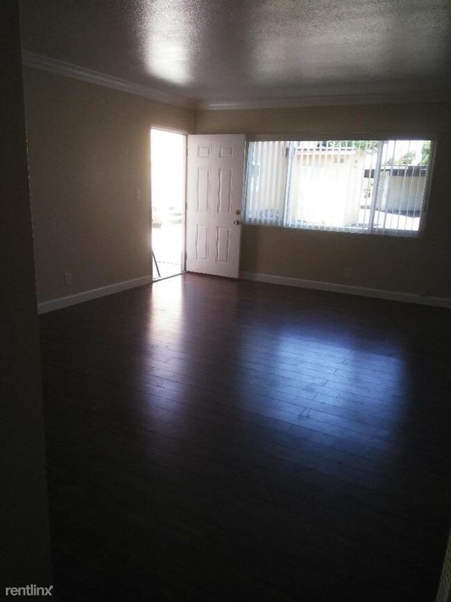 Building Photo - 2 br, 1 bath Apartment - Top Team Realty