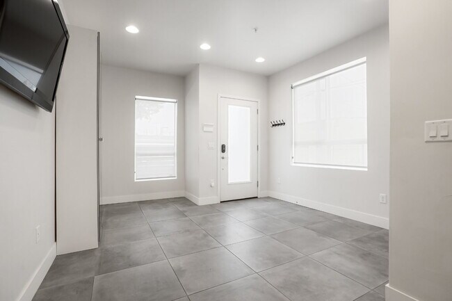 Foto del edificio - Stylish Sloan’s Lake Townhome with Rooftop...
