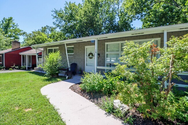 Building Photo - Immaculate Centrally located home!