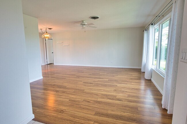 Foto del edificio - Annual Unfurnished 2 Bedroom 2 Bathroom Single Family Home in Venice Gardens with Water View!