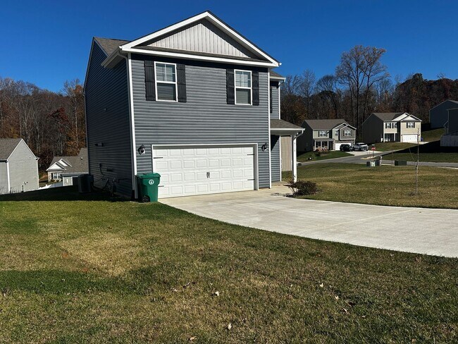Building Photo - E. Morristown - 3 bed/2.5 bath home with g...
