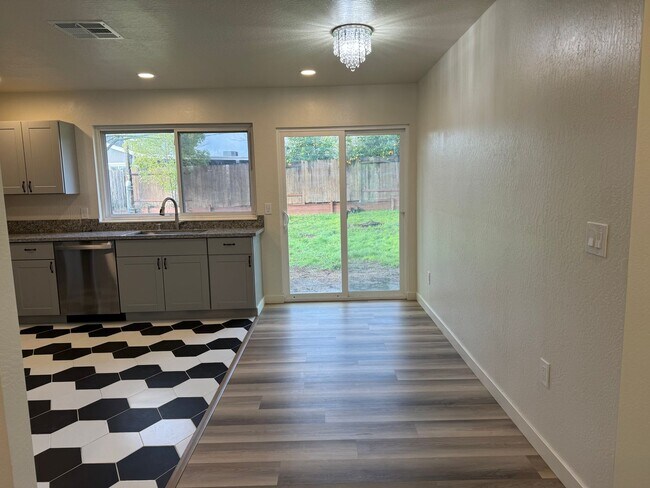 Foto del edificio - Nicely updated home in Roseville with larg...