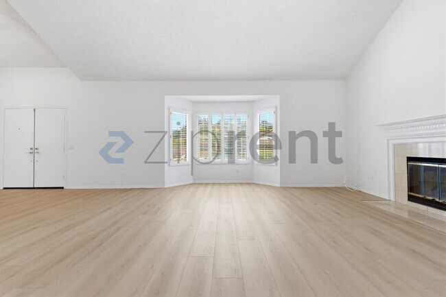 Building Photo - 6863 De Grazia Rd