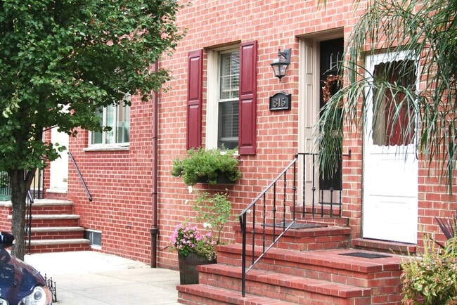 front - 815 S 10th St