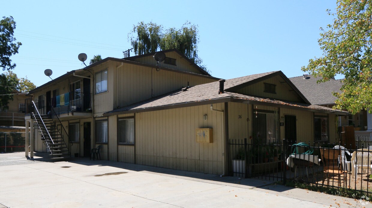 Building Photo - Maple Manor