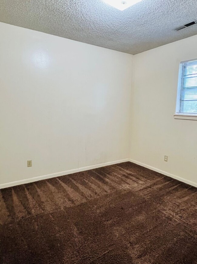 Building Photo - Upper Level Unit