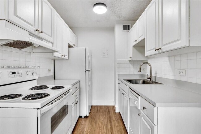Building Photo - 1405 Miami Road Unit 7