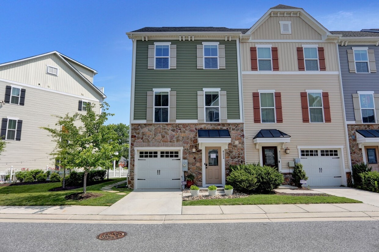Stunning Townhome with Water Views! - Stunning Townhome with Water Views!