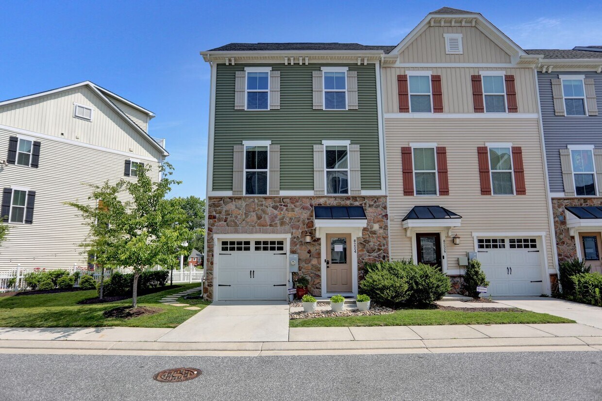 Foto principal - Stunning Townhome with Water Views!