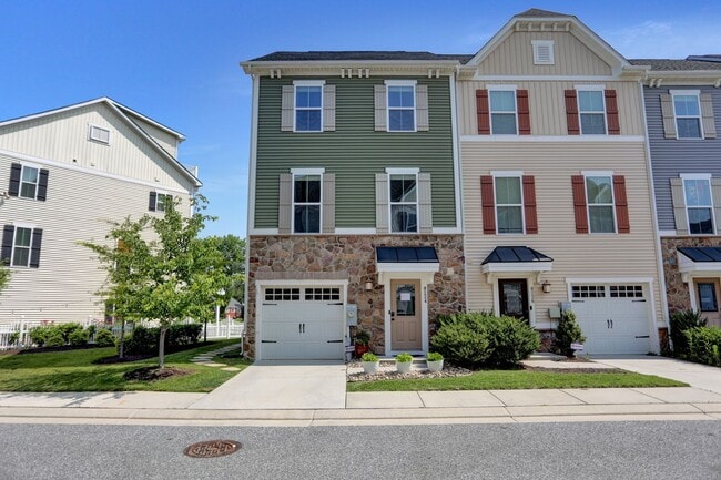 Stunning Townhome with Water Views! - Stunning Townhome with Water Views!
