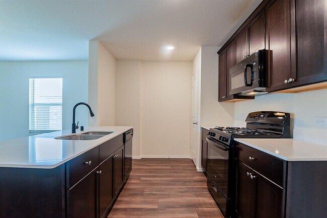 Foto del edificio - 243 Laurenbrooke Dr