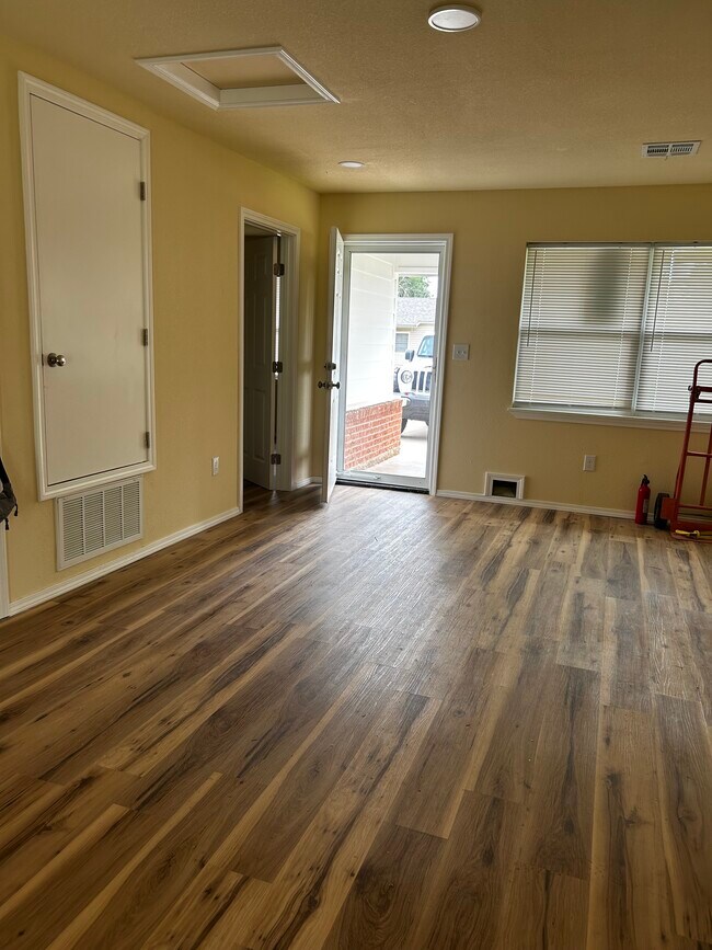 Foto del edificio - 2129 Turner Dr