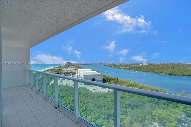 Foto del edificio - 100 Bayview Dr