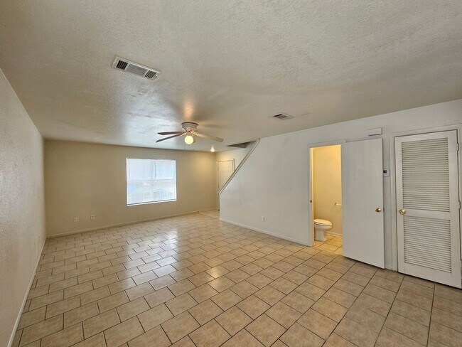 Foto del edificio - AVAILABLE NOW!