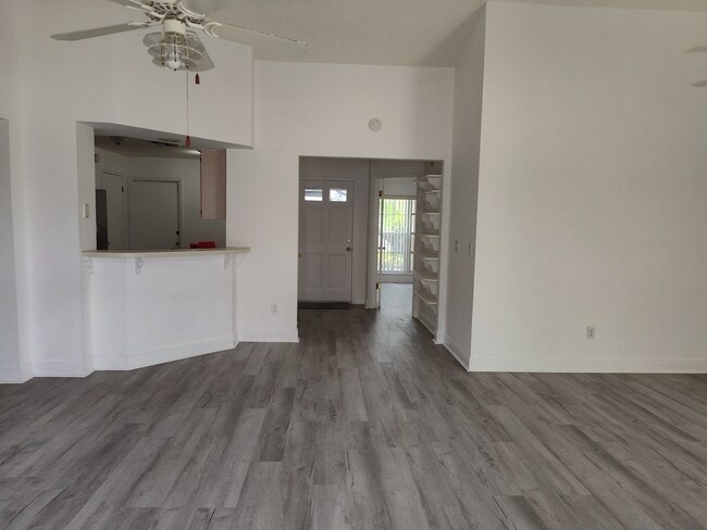 Building Photo - 5202 Oceanside Ct