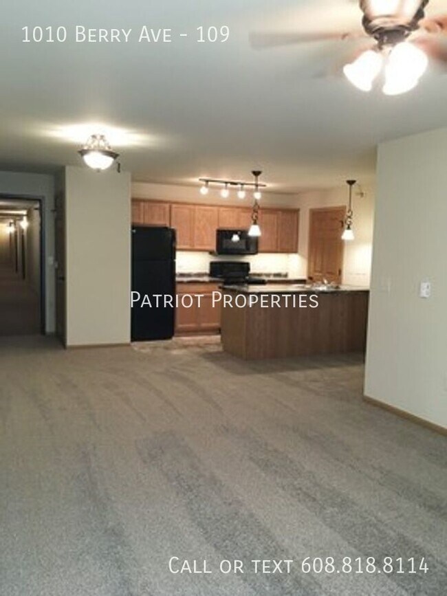 Foto del edificio - LUXURY APARTMENT W/ FITNESS CENTER INCLUDED!