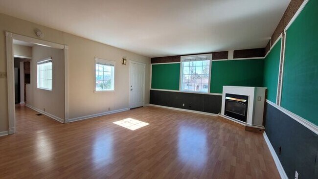 Building Photo - Very large 2 Bedroom/ 2 Bath house 10 minu...