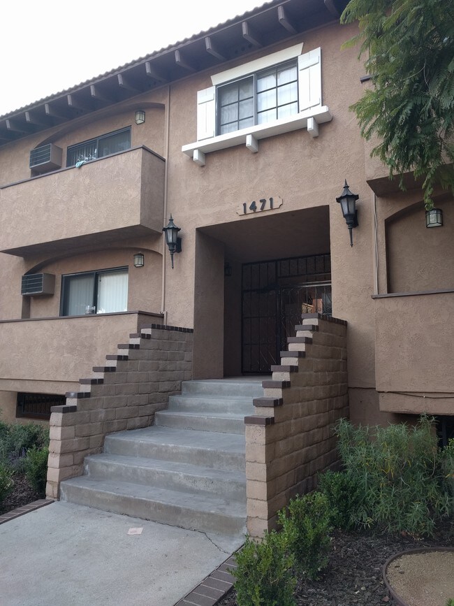 Building Photo - 1471 N Fair Oaks Ave