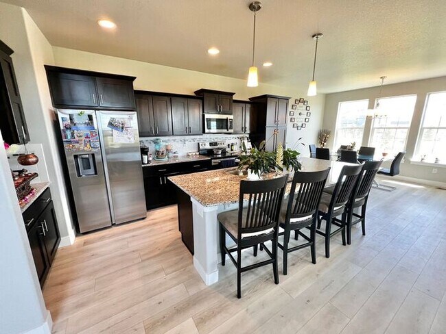 Foto del edificio - Stunning, open concept 4 bed, 3.5 bath hom...