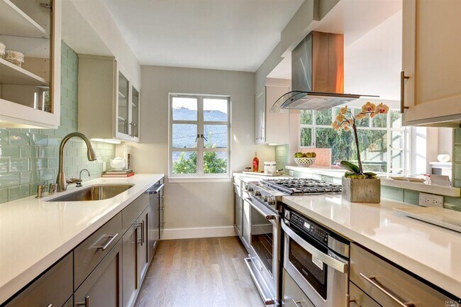 Foto del edificio - Upscale 2bd+Office/2ba Downtown Mill Valley Condo-FOUNDATION