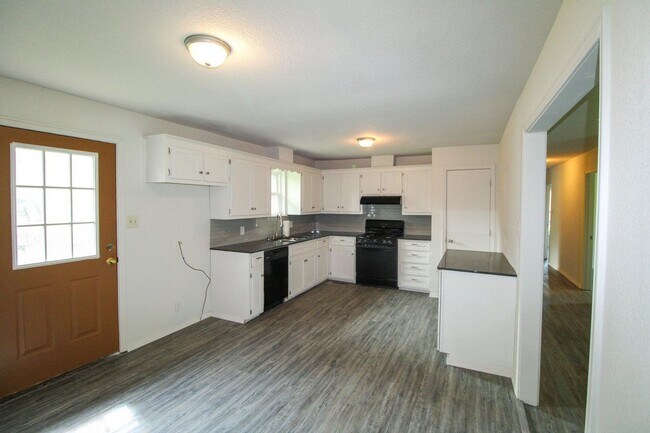 Foto del edificio - Welcome to this charming 3-bedroom, 2-bath...