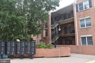 Building Photo - 6924 Fairfax Dr