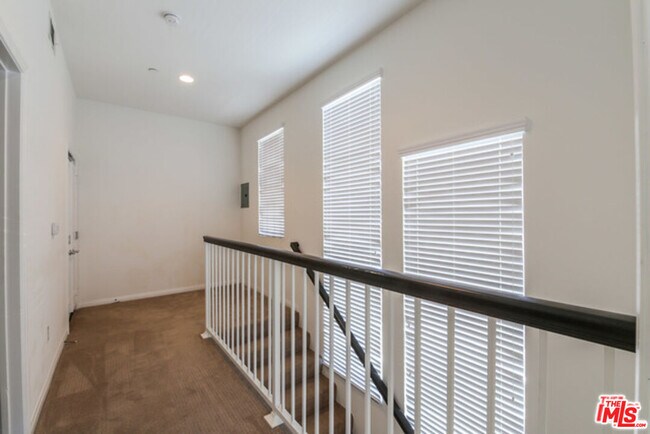 Building Photo - 954 S New Hampshire Ave