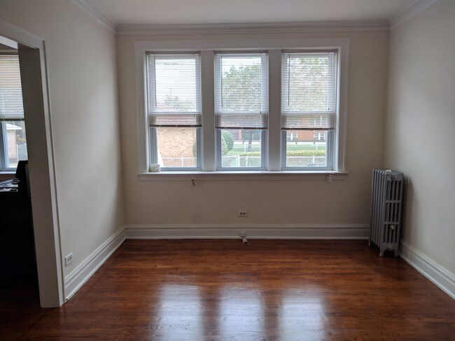 Dining Room (3) - 6910 Cermak Rd