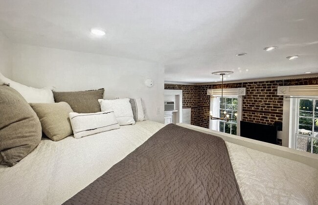 Building Photo - 53 Hasell St